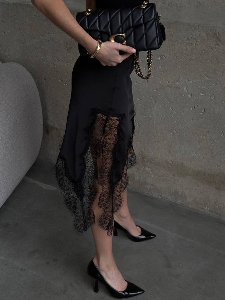 Асиметрична сатинова спідниця з мереживом знизу