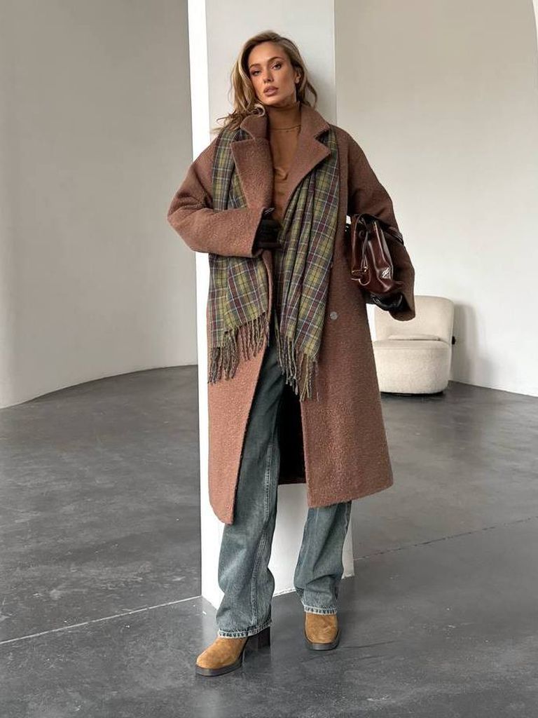 Пальто зимове утеплене двобортне міді