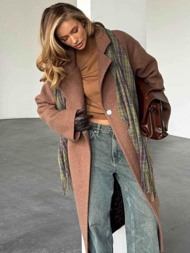 Пальто зимове утеплене двобортне міді