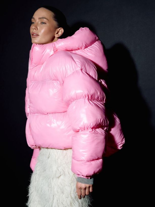 Рожевий короткий зимовий пуховик oversize