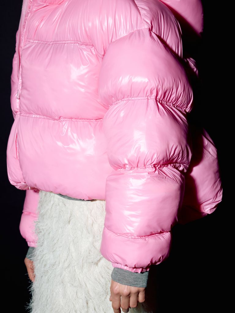 Рожевий короткий зимовий пуховик oversize