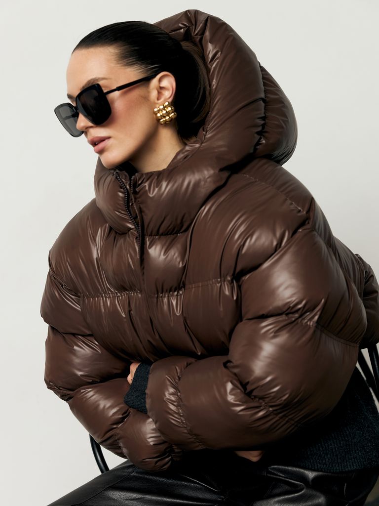 Шоколадний короткий зимовий пуховик oversize