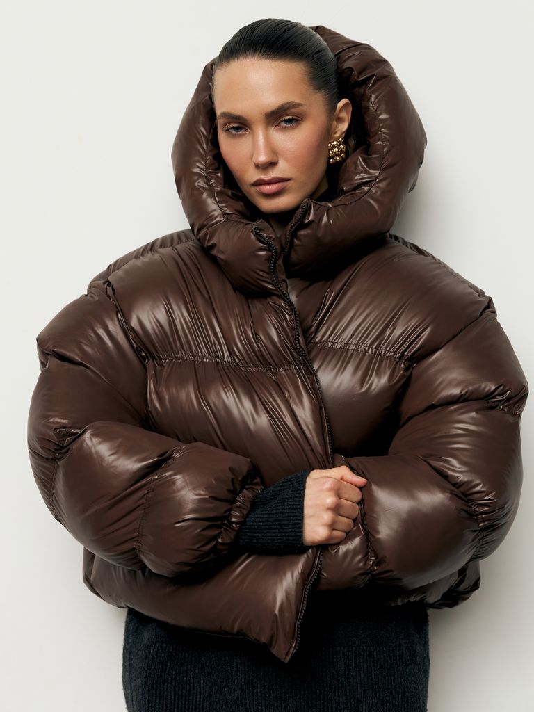 Шоколадний короткий зимовий пуховик oversize