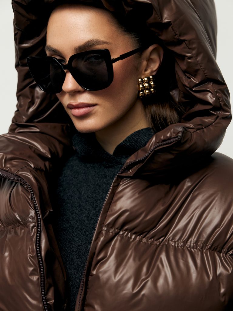 Шоколадний короткий зимовий пуховик oversize