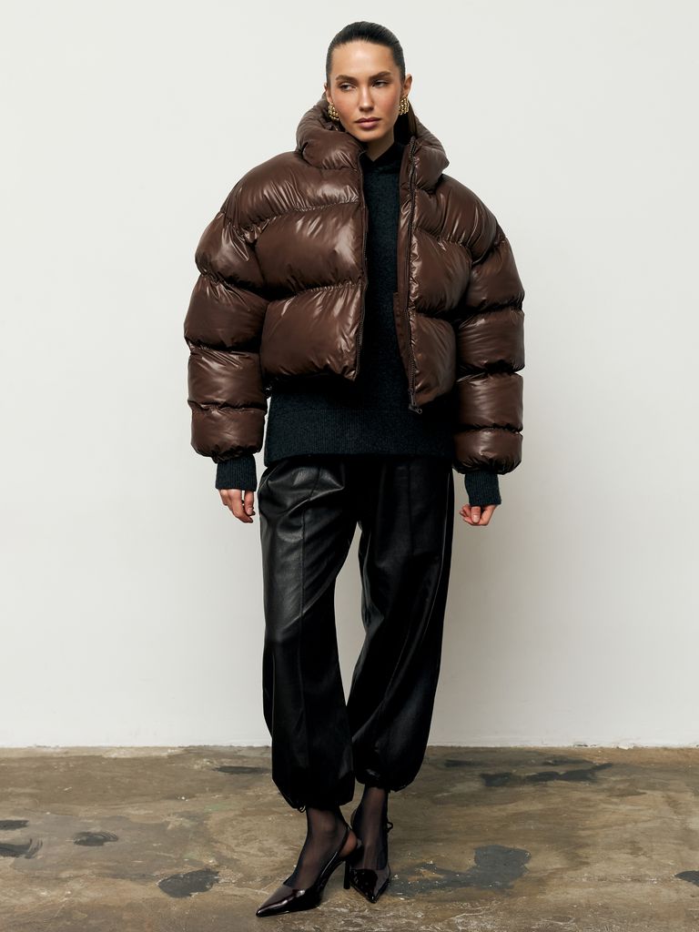 Шоколадний короткий зимовий пуховик oversize