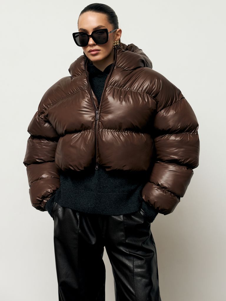 Шоколадний короткий зимовий пуховик oversize