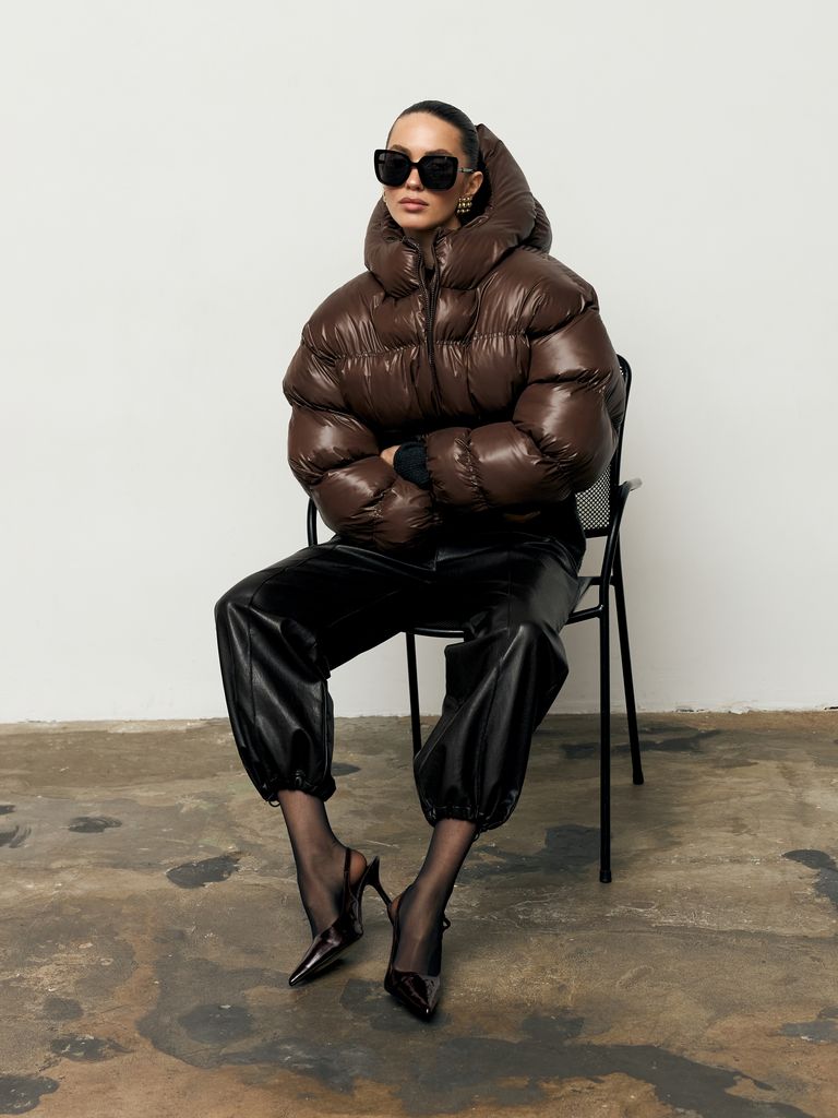 Шоколадний короткий зимовий пуховик oversize