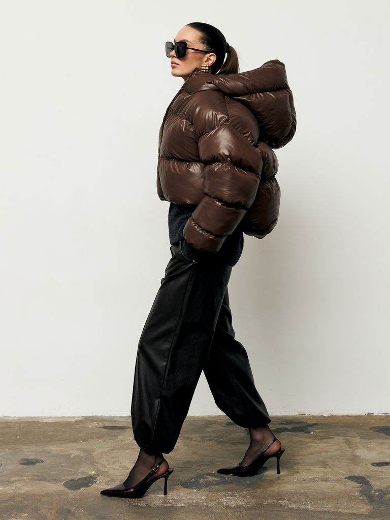 Шоколадний короткий зимовий пуховик oversize