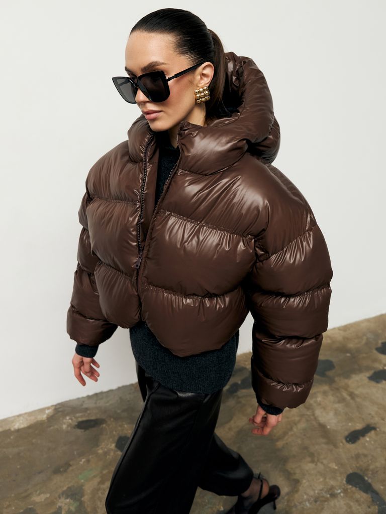 Шоколадний короткий зимовий пуховик oversize