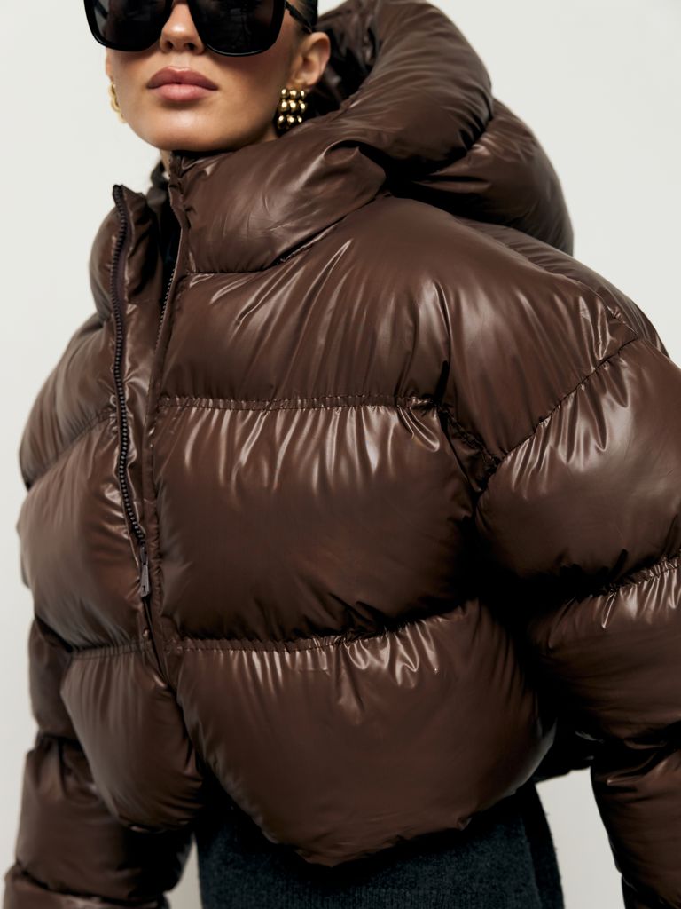 Шоколадний короткий зимовий пуховик oversize