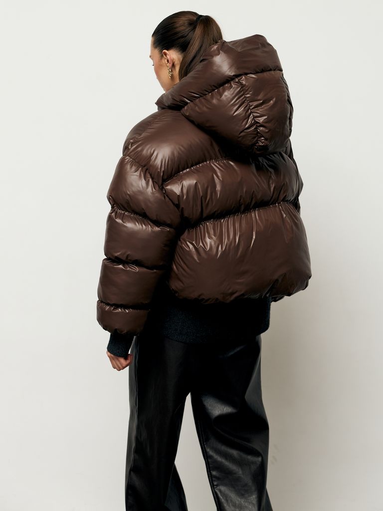 Шоколадний короткий зимовий пуховик oversize