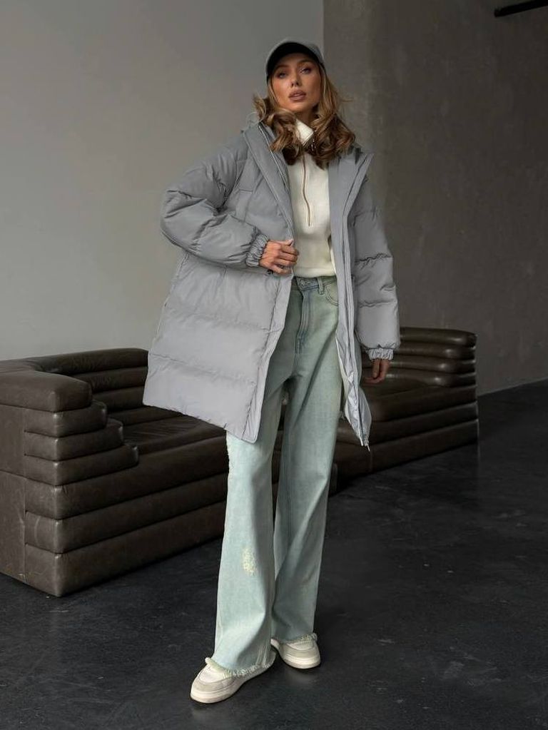 Світло-сірий подовжений зимовий пуховик 