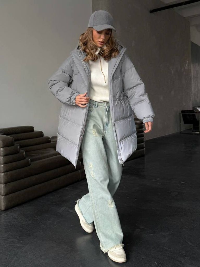 Світло-сірий подовжений зимовий пуховик 