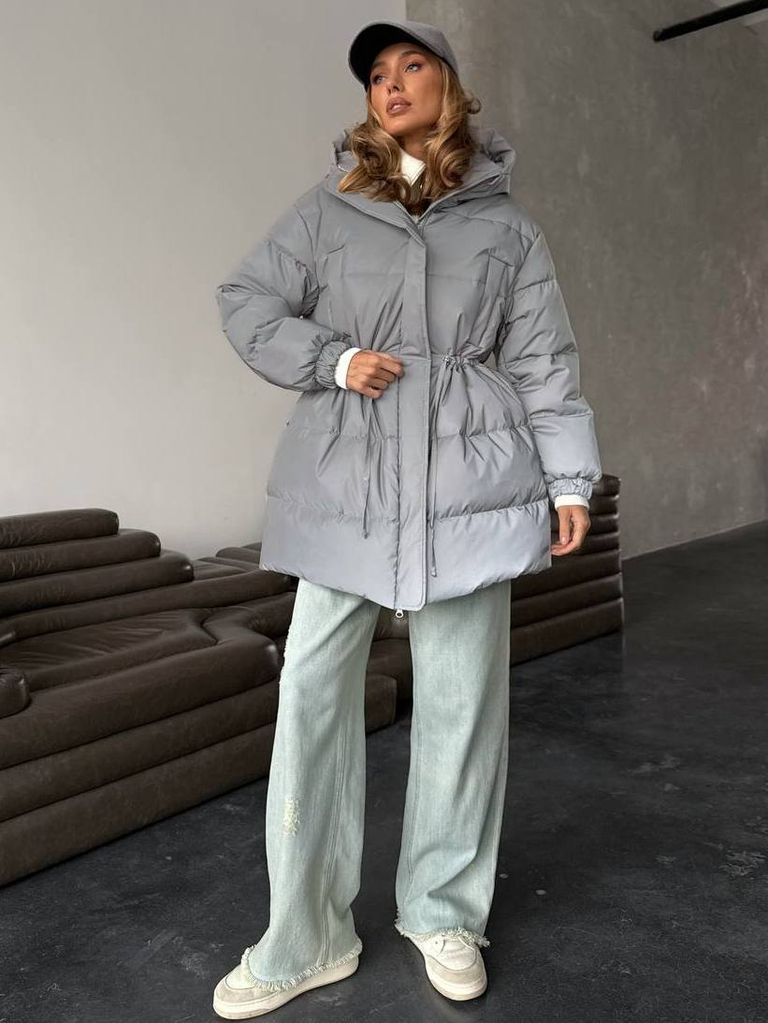 Світло-сірий подовжений зимовий пуховик 