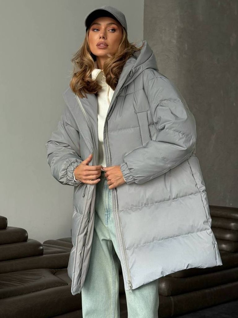 Світло-сірий подовжений зимовий пуховик 