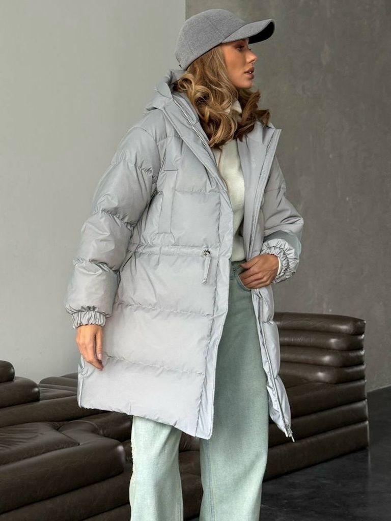 Світло-сірий подовжений зимовий пуховик 