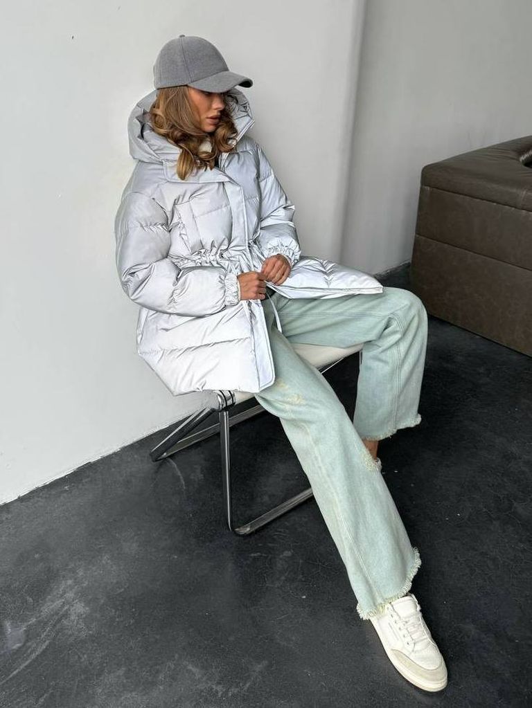 Світло-сірий подовжений зимовий пуховик 