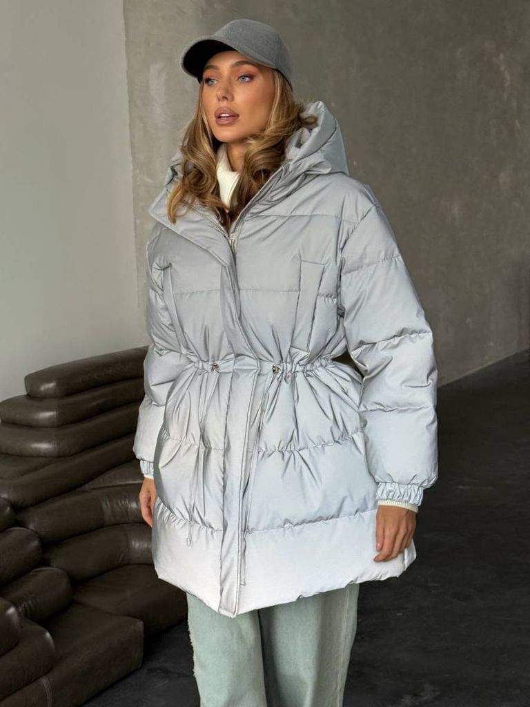 Світло-сірий подовжений зимовий пуховик 