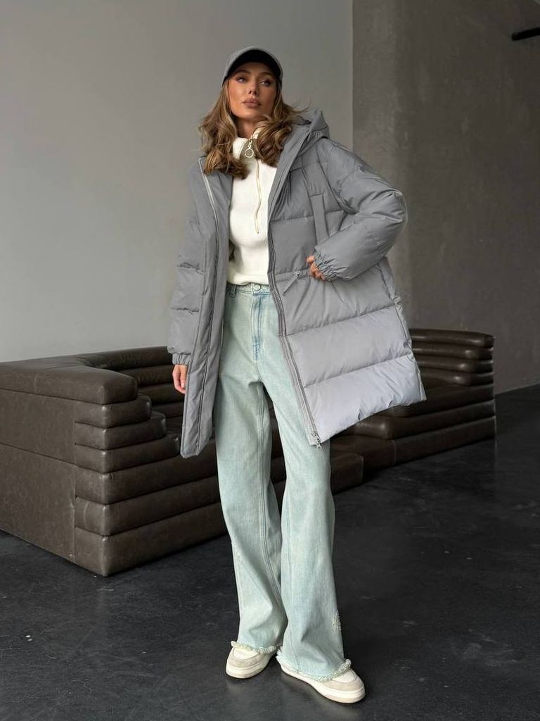 Світло-сірий подовжений зимовий пуховик 