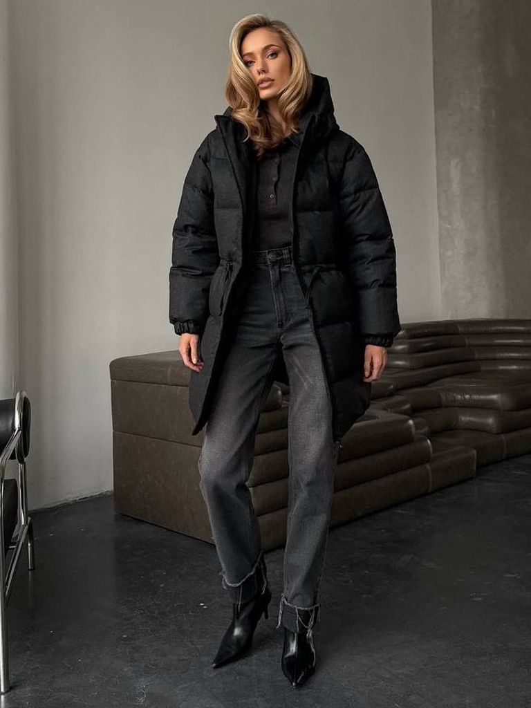 Чорний подовжений зимовий пуховик