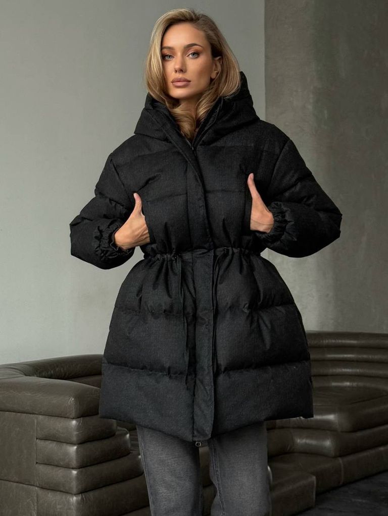 Чорний подовжений зимовий пуховик