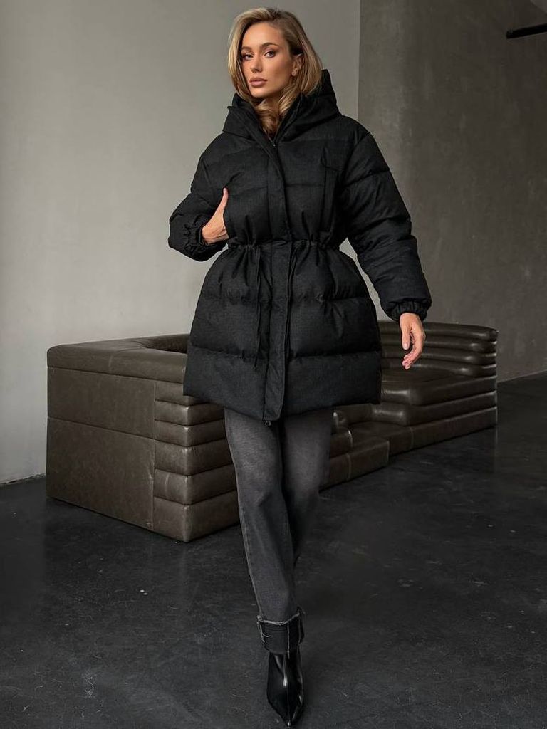 Чорний подовжений зимовий пуховик