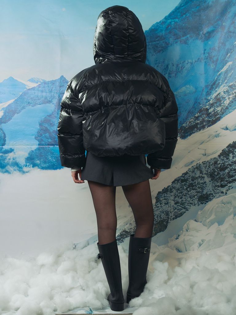 Чорний короткий зимовий пуховик oversize