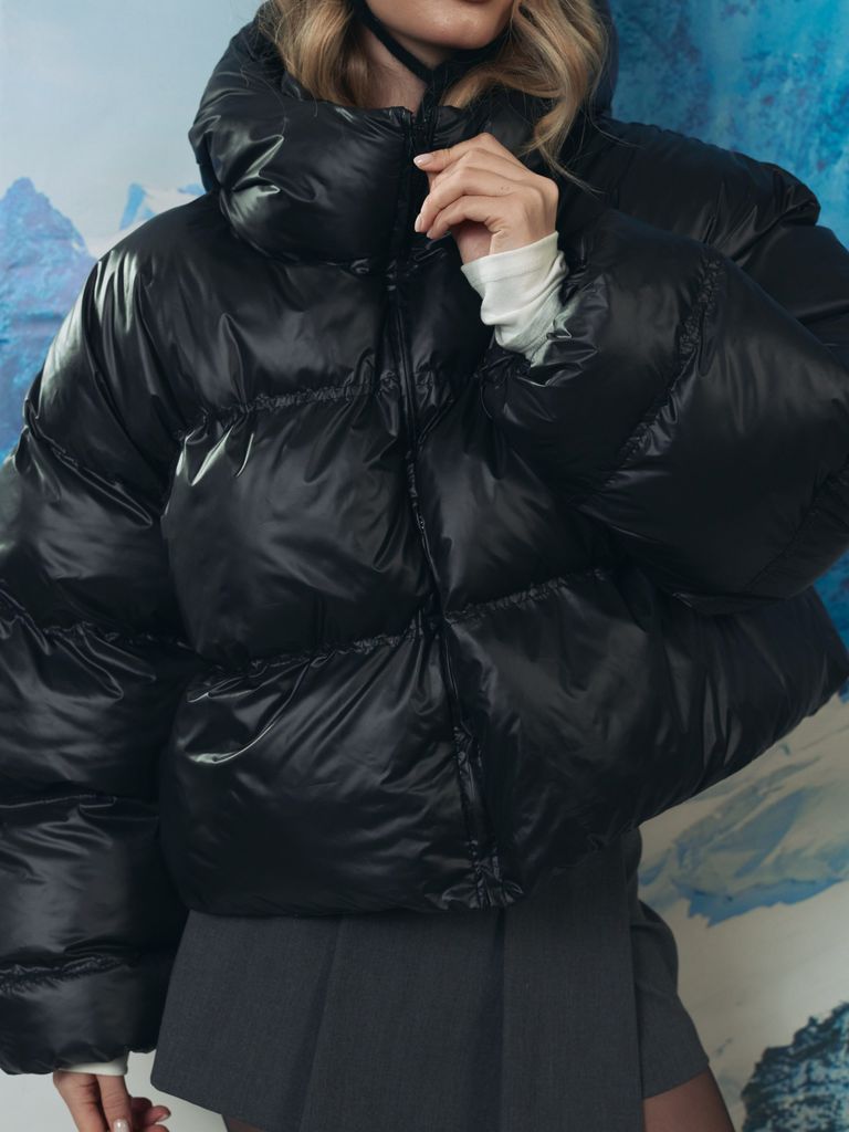 Чорний короткий зимовий пуховик oversize