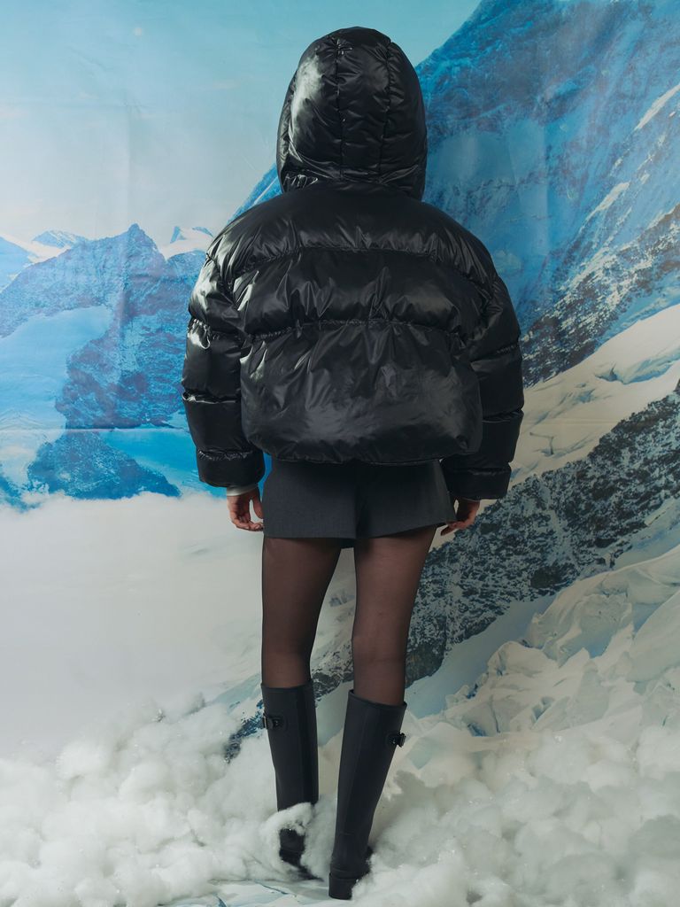 Чорний короткий зимовий пуховик oversize