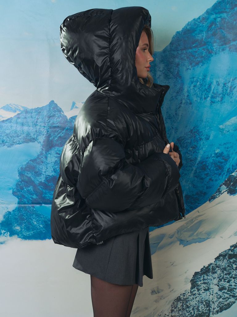 Чорний короткий зимовий пуховик oversize
