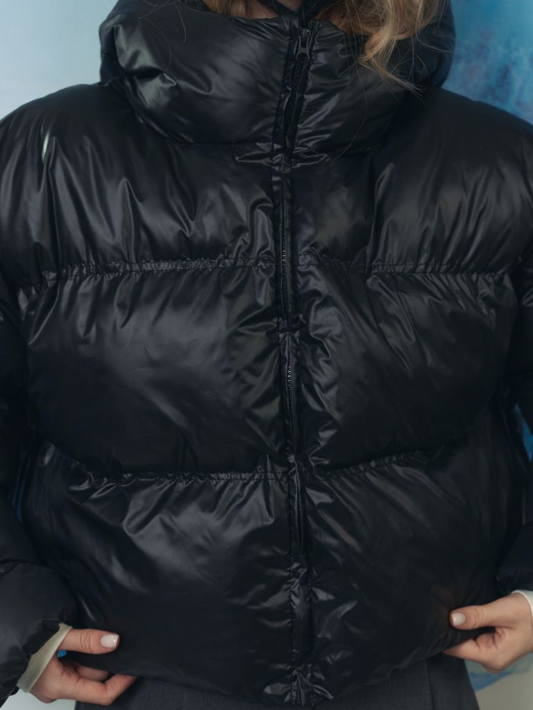 Чорний короткий зимовий пуховик oversize
