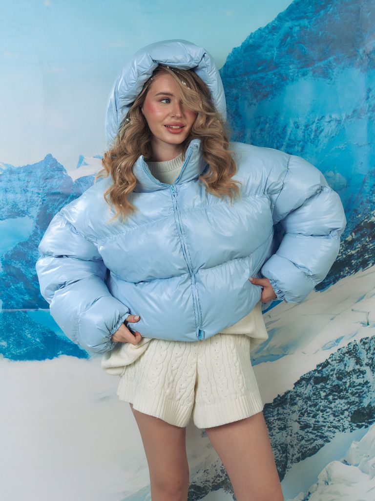 Блакитний короткий зимовий пуховик oversize