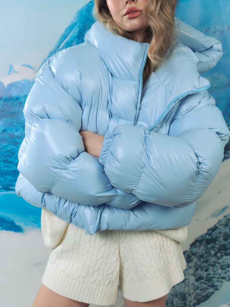 Блакитний короткий зимовий пуховик oversize