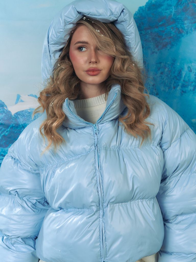 Блакитний короткий зимовий пуховик oversize