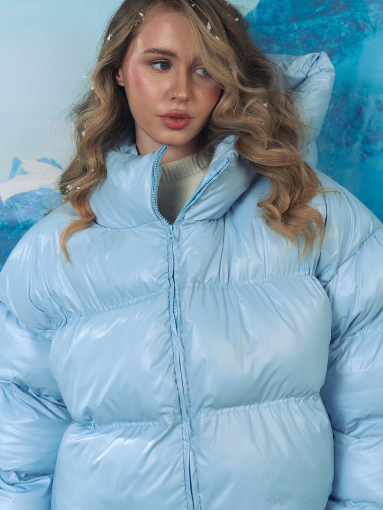 Блакитний короткий зимовий пуховик oversize