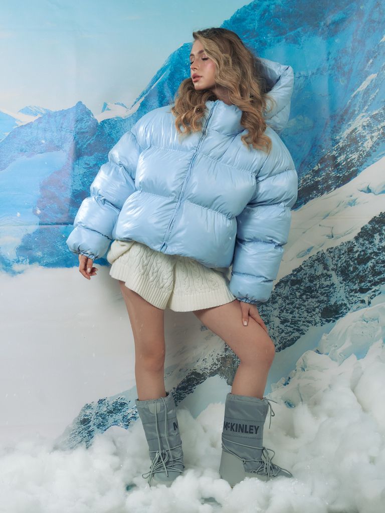 Блакитний короткий зимовий пуховик oversize