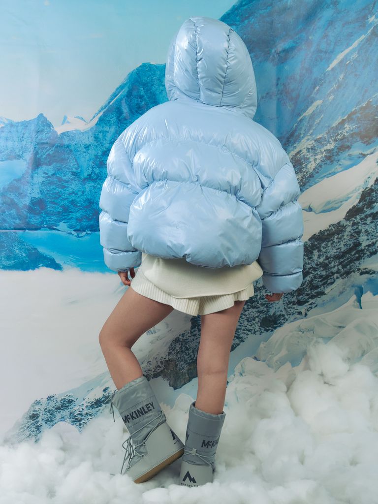 Блакитний короткий зимовий пуховик oversize