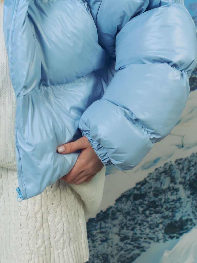 Блакитний короткий зимовий пуховик oversize