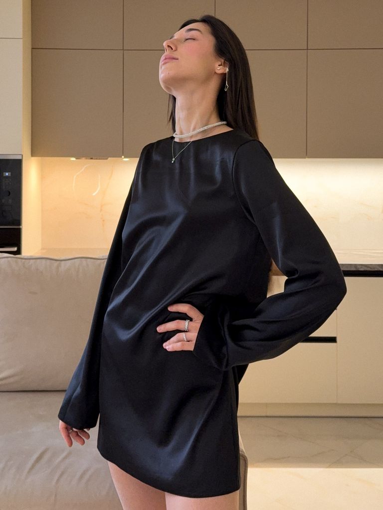 Чорна сатинова сукня міні з відкритою спиною