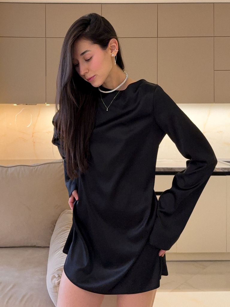 Чорна сатинова сукня міні з відкритою спиною