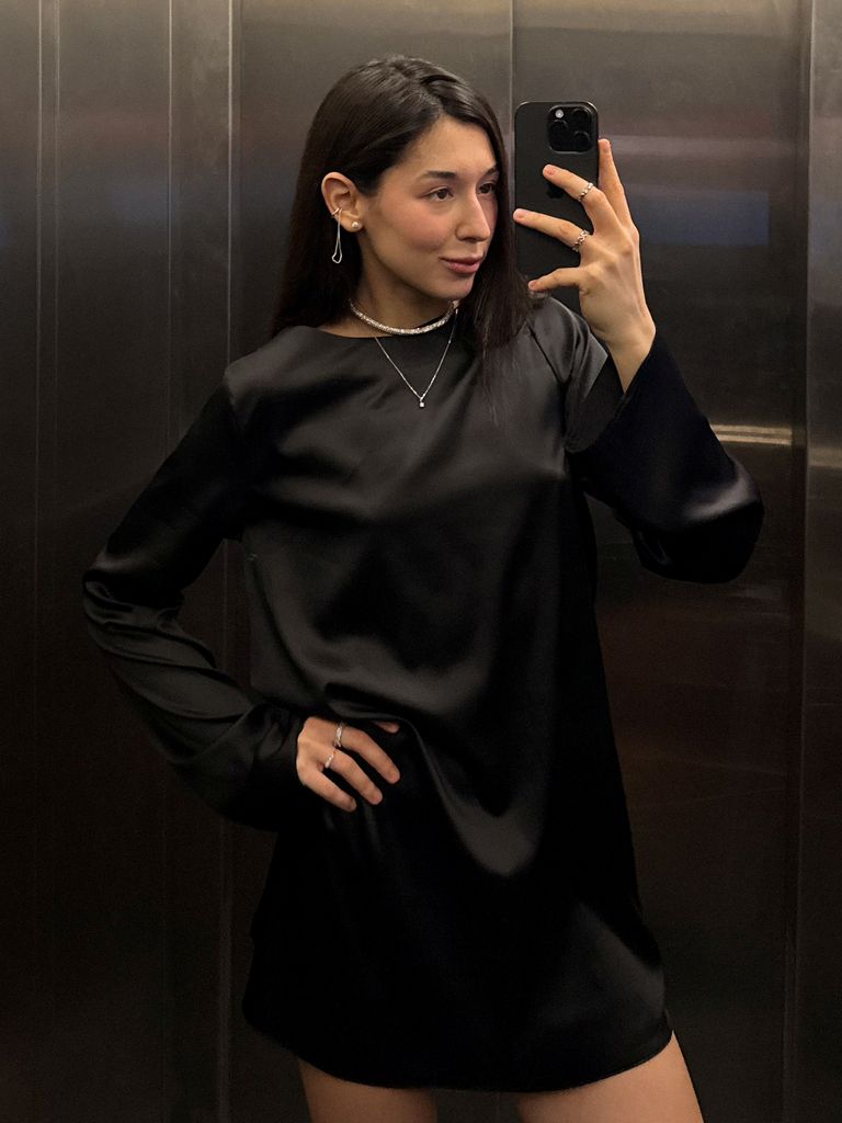 Чорна сатинова сукня міні з відкритою спиною