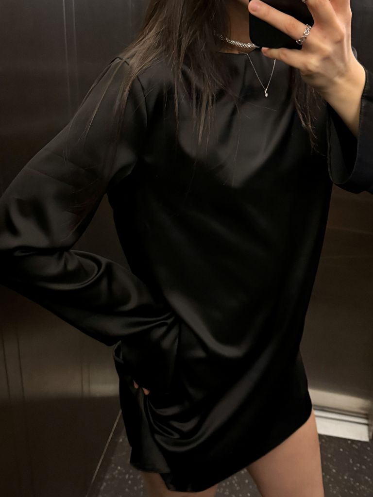 Чорна сатинова сукня міні з відкритою спиною