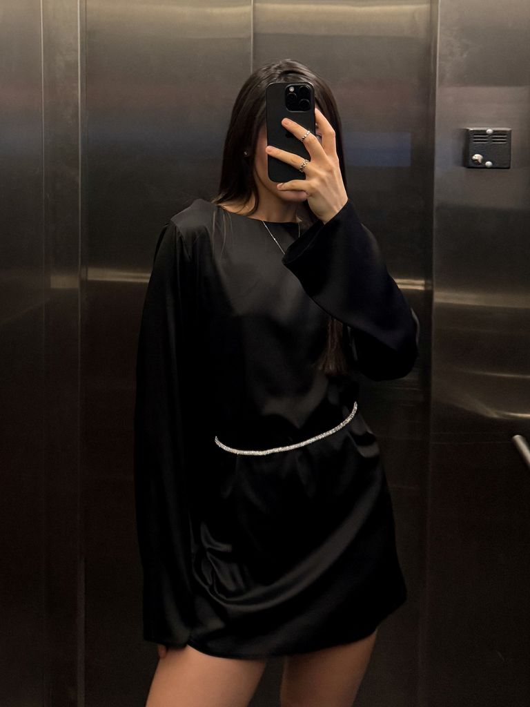 Чорна сатинова сукня міні з відкритою спиною