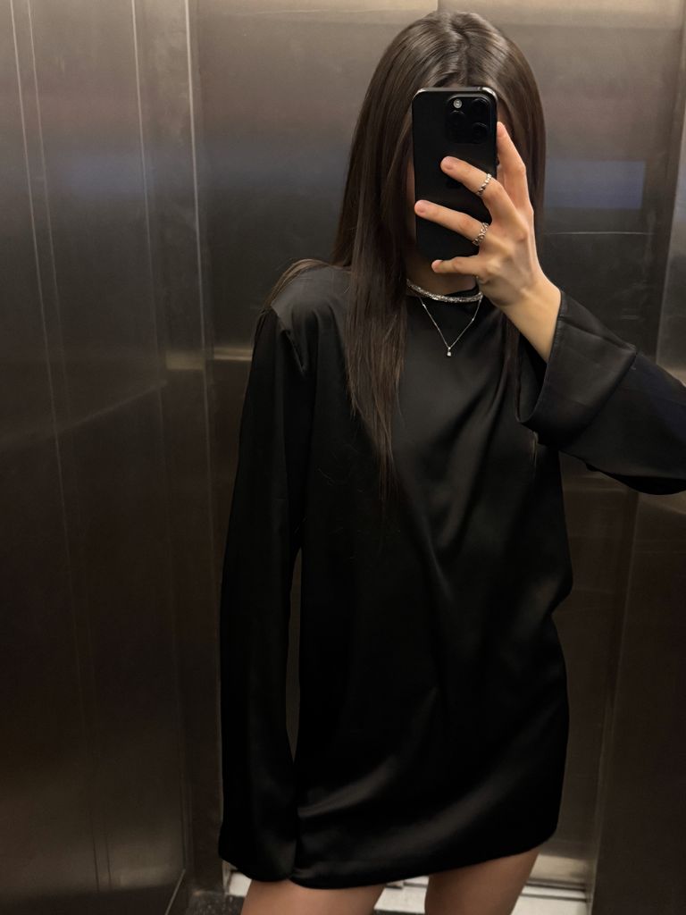 Чорна сатинова сукня міні з відкритою спиною