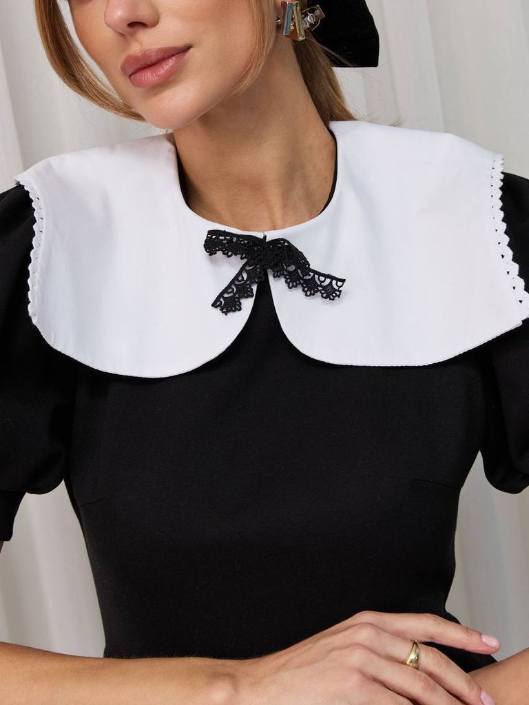 Чорна сукня з білим коміром в стилі Венздей