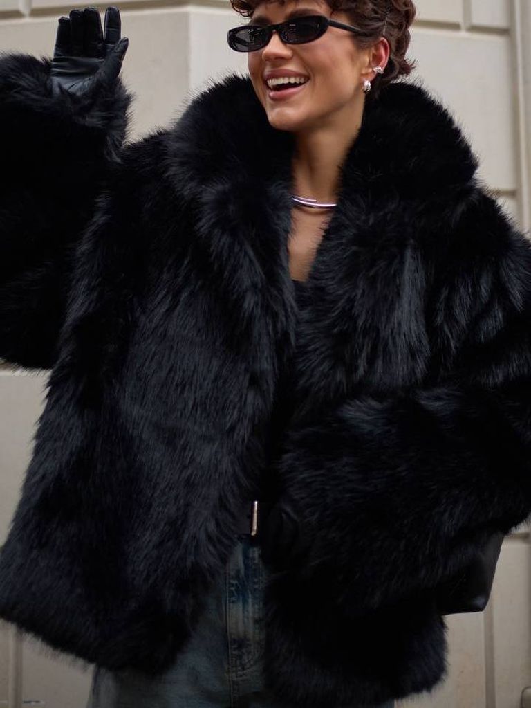 Коротка чорна шуба з довгим ворсом
