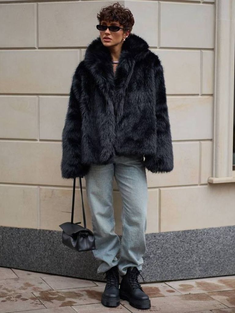 Коротка чорна шуба з довгим ворсом