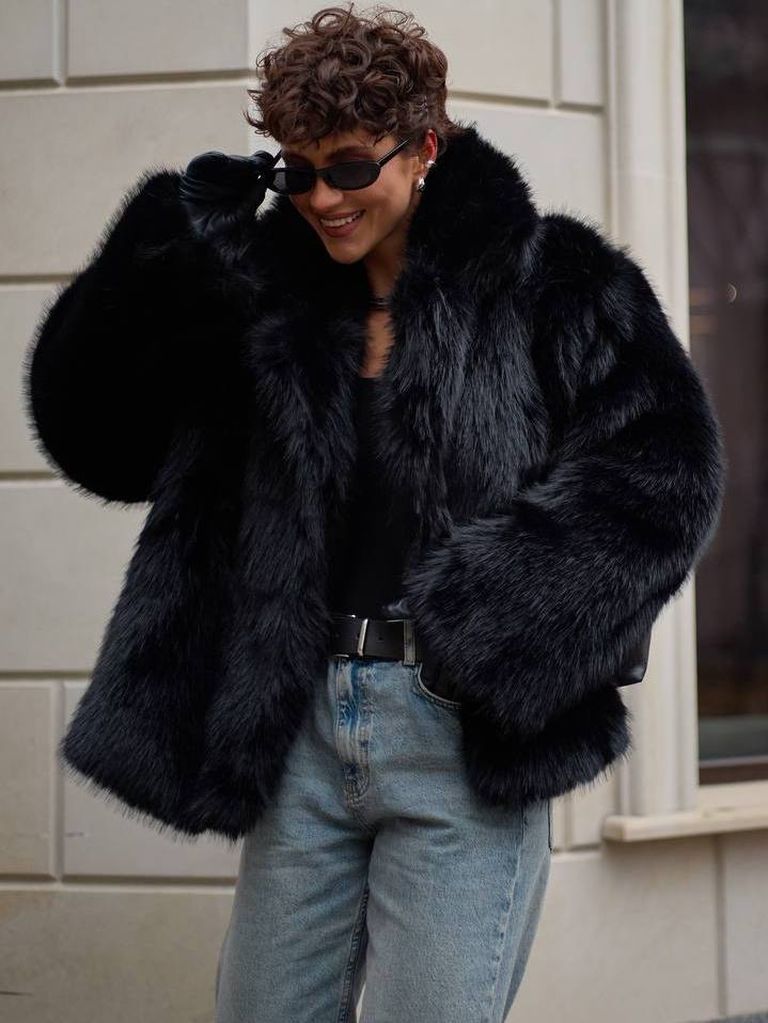 Коротка чорна шуба з довгим ворсом