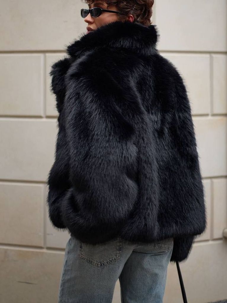 Коротка чорна шуба з довгим ворсом