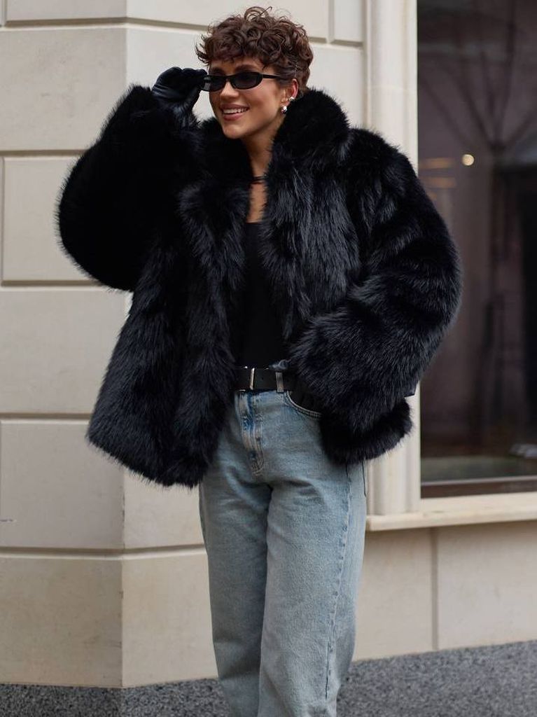 Коротка чорна шуба з довгим ворсом